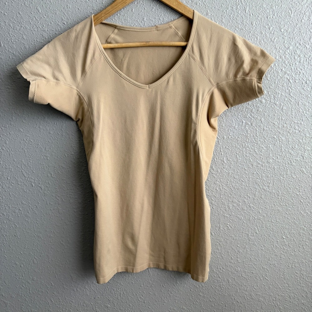Numi Nude Signature Undershirt V-Neck M No Sweat Stains Fitted Base Layer